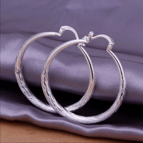 BIBI ♡ BRUSHED HOOP EARRINGS - Picture 1 of 8